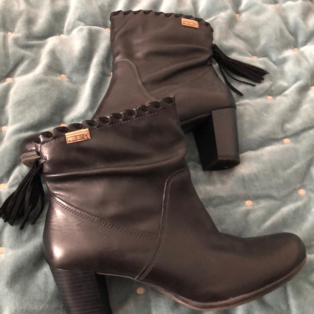 Pikolinos black booties
